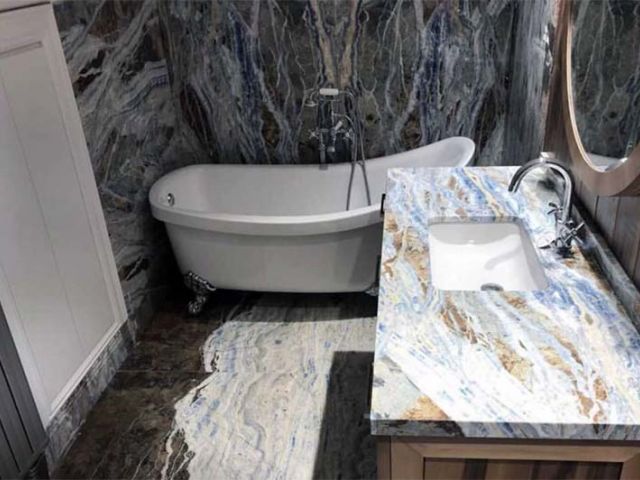 Ванная комната со столешнице в мраморе