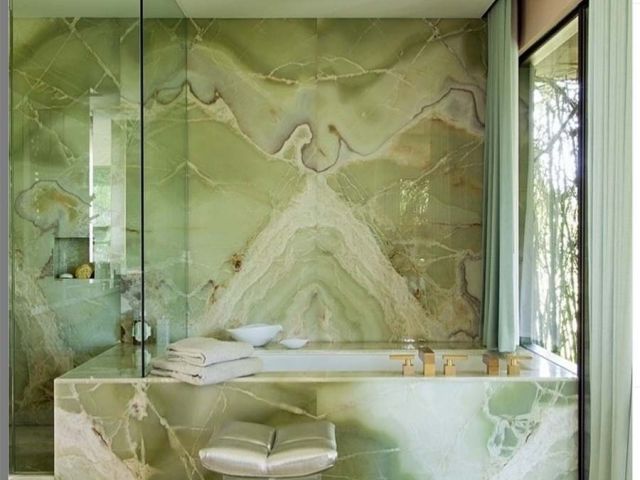Стены ванной из зеленого мрамора