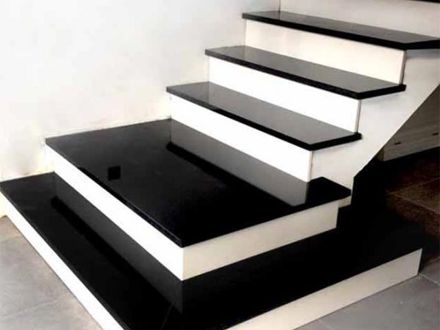 Черно-белая лестница из натурального камня