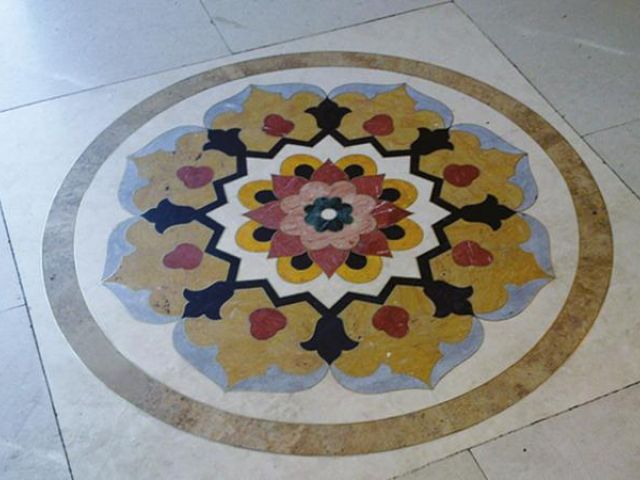Каменный пол с цветочным панно