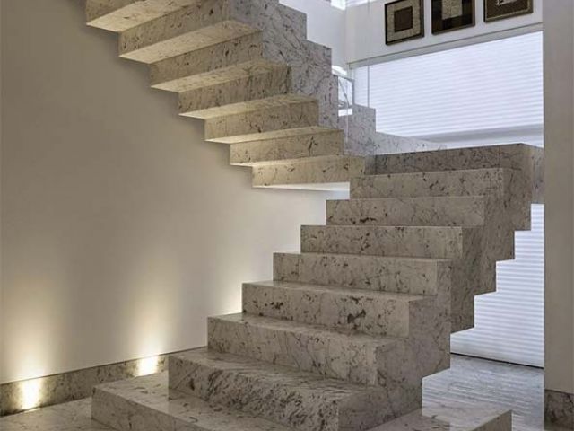 Стильная каменная лестница